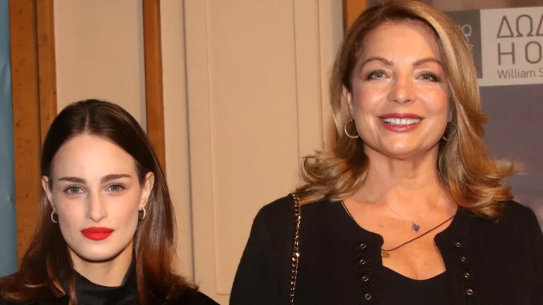 Μαυροφορεμένες και πάντα χαμογελαστές – Λαμπερή έξοδος για την Άντζελα Γκερέκου και την Μαρία Βοσκοπούλου