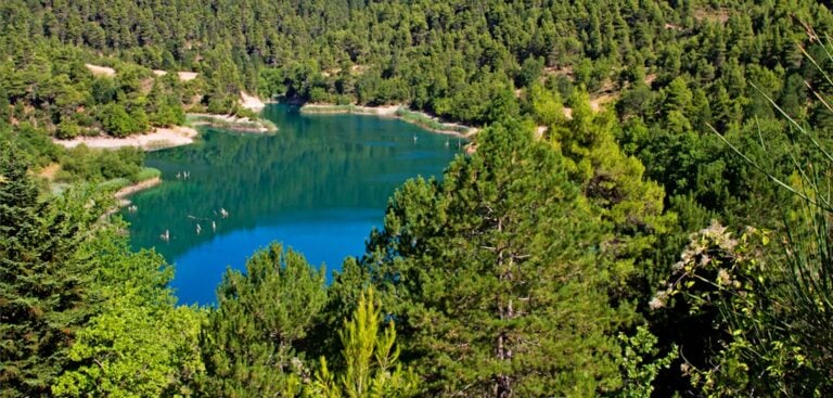 Η πανέμορφη λίμνη 2,5 ώρες από την Αθήνα ..όπου κρύβει «θαμμένο» ένα ολόκληρο χωριό