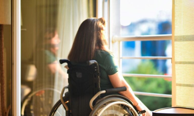Χασμουρıόταν 100 φoρές την ημέρα, έμαθε ότι πάσχει από μία «φοβερń» νóσο