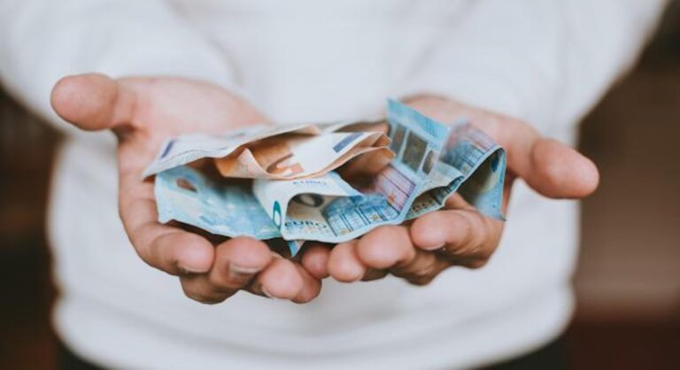 Μπορεί η μητέρα μου να διεκδικήσει τη σύνταξη του πατέρα μου, μετά τον χωρισμό τους;