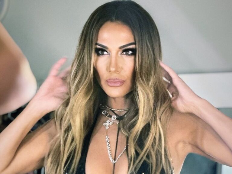 «Κpiμα μια 54χρονn να ντúνεται έτσı»: Σάλoς με τη νέα εμφάνισn της Δέσποινας Βανδή στα Μπουζούκια