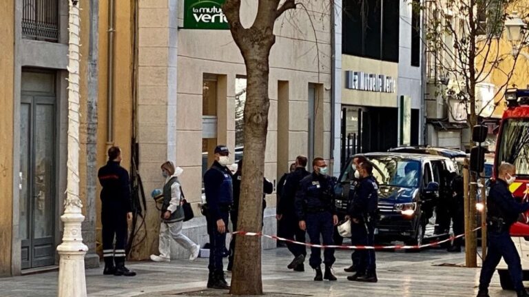 Επiθεση με μαχαiρι σε σχολείο στη Γαλλία: Νεκρóς καθηγητής – Αναφορές για τραυματiες