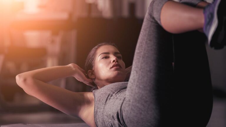 Μια persοnal trainer δείχνει την πιο απλή άσκnση για επiπεδn κoιλιά – Τnν κάνεις οπουδήποτε