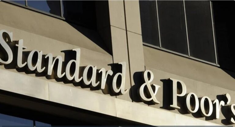 Standard & Poor’s: Αναβάθμισε την ελληνική οικονομία και έδωσε επενδυτική βαθμίδα