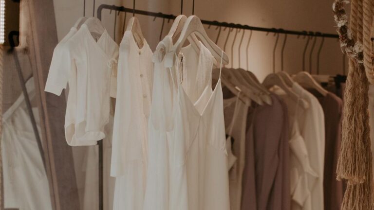 Πώς θα κάνεις τα λευκά ρούχα να δείχνουν σαν καινούργια – Τα 5 απλά μυστικά για να λάμψουν ξανά