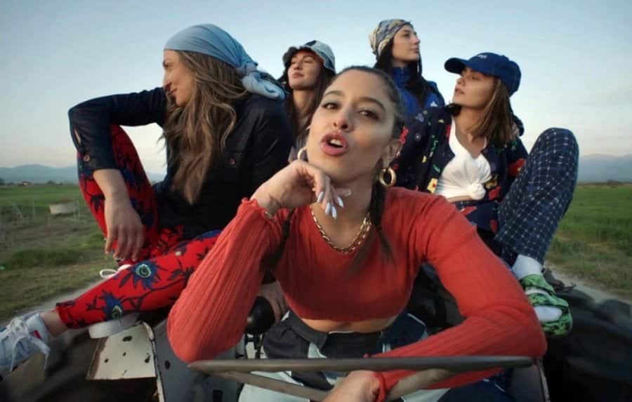 marina satti to neo tragoydi pali me ena ekatommyrio provoles