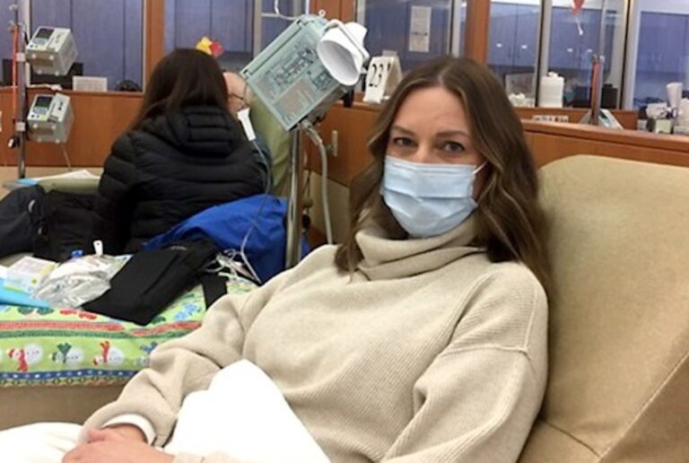 Συγκλονίζει η μάχη μαμάς τριών κοριτσιών με τον καρκίνο μαστού και παγκρέατος