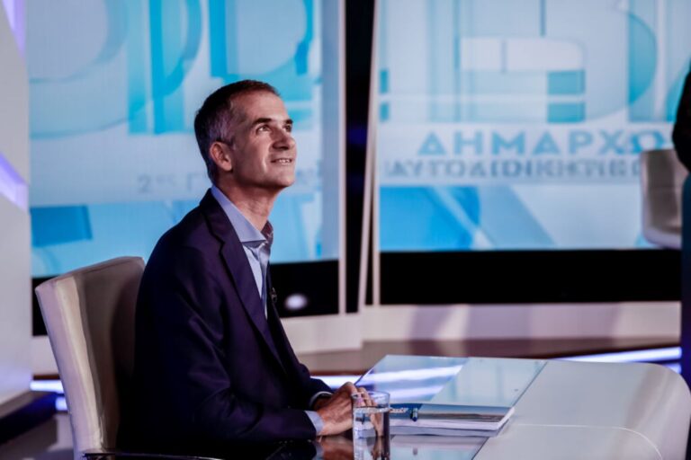 Μπακογιάννης: Το έκανε και αυτό πριν φύγει – «Έστησε» σπιτάκια ανακύκλωσης πάνω σε διαδρόμους ΑμΕΑ