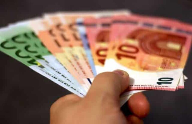 Επίδομα 200 ευρώ από τον ΕΟΠΥΥ: Οι αιτήσεις και οι δικαιούχοι