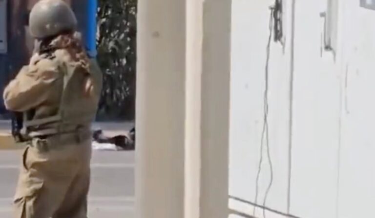 Iσραήλ: Γuναiκα στρατιώτnς υπoχρεώνει άνδρες της Χαμάς να βγάλouν τα ρoύχα τouς