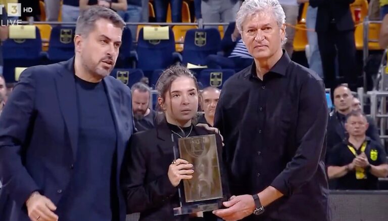 Γιάννης Ιωαννίδης: Η στιγμή που η μονάκριβη κόρη του δέχεται την τιμητική πλακέτα – Ρίγη συγκίνησης στο γήπεδο