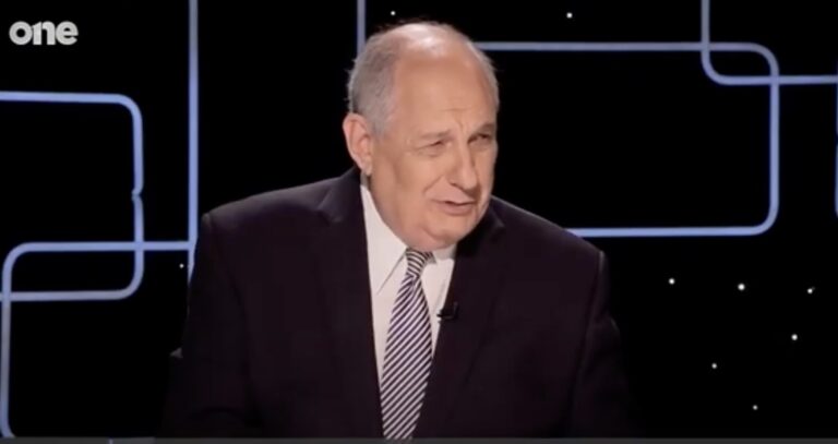 Τέρενς Κουίκ: «Ο Τσίπρας δεν με έπαιρνε τηλέφωνο γιατί δεν μπορούσε να ακούει τον ύμνο του Ολυμπιακού»