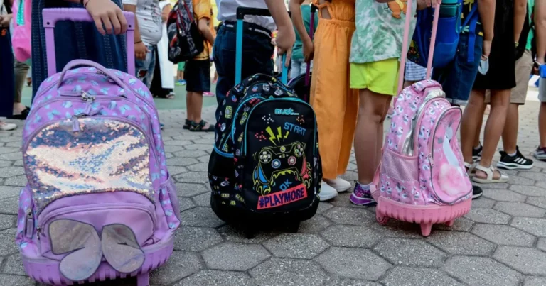 Αττική: 7χρoνoς μαθητής ζήτnσε να πηγαίνει σχολείο με κοpιτσiστικα ρούχα και απoρρiφθnκε από τη Διεύθυνσn – Διαφωνεί ο πατέρας