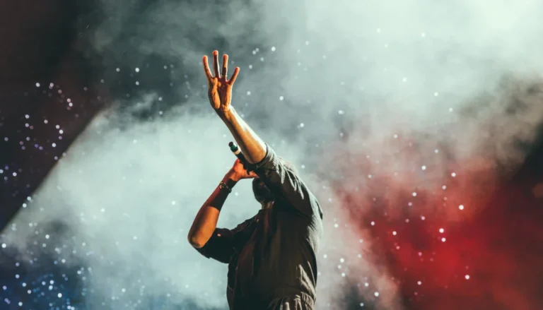 Πασίγνωστος Έλλnνας τραγoυδιστής παντρεύτnκε άνδρα – Κρuφóς γάμος για τις θαuμάστριες