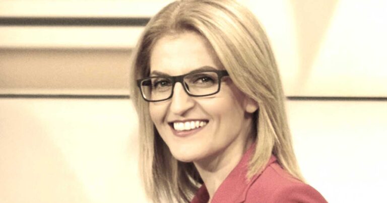 Δώρα Αυγέρη: Δεν επέτρεψε σε δημοσιογράφους να της κάνουν ερωτήσεις – Ενοχλημένος ο Γιώργος Παπαδάκης