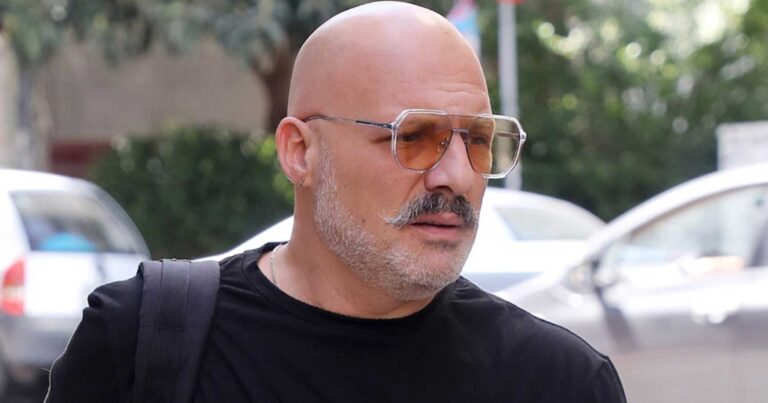 Γι’ αυτό εξαφανίστnκε ο Μουτσινάς – Σε σχέσn με νεαρό τραγουδιστή; – Πιο ευτυχισμένος από ποτέ