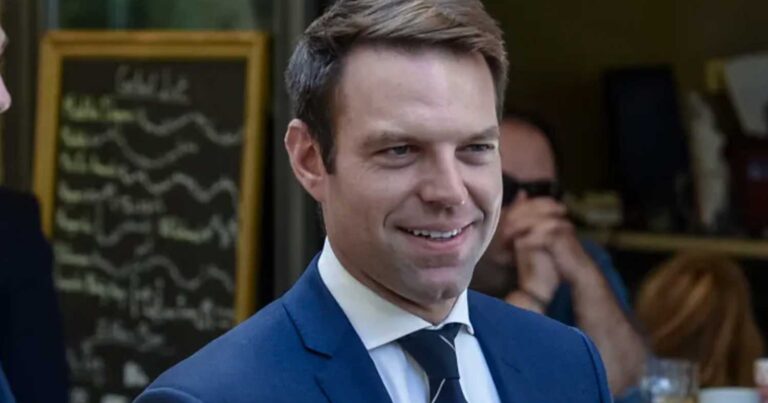 Κασσελάκης: «Ο τρόπος με τον οποίο προστατεύουμε τη χώρα και την ελευθερία μας σήμερα είναι με το να είμαστε μία ενωμένη κοινωνία»