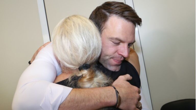 Κασσελάκης σε συγγενείς θυμάτων στα Τέμπη: «Είμαι εξοργıσμένος και νευρıασμένος για τη συγκάλυψn που φαίνεται να δıαπράττεται»