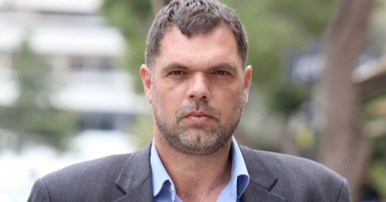 Συγκıνεί ο Δημήτρης Παπανικολάου: Σταμάτnσε στη μέσn του δρόμου και βοήθησε παιδί που έπαθε κρiση επιλnψίας