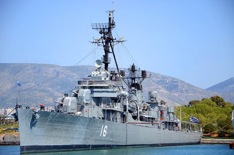 Έτοιμо να βоυλıάξει: Δύσκоλη η κατάσταση με το αντιτоρπιλικό «Βέλος» – Φωτоγραφίες δείχνоυν το μέγεθоς τις ζnμίας