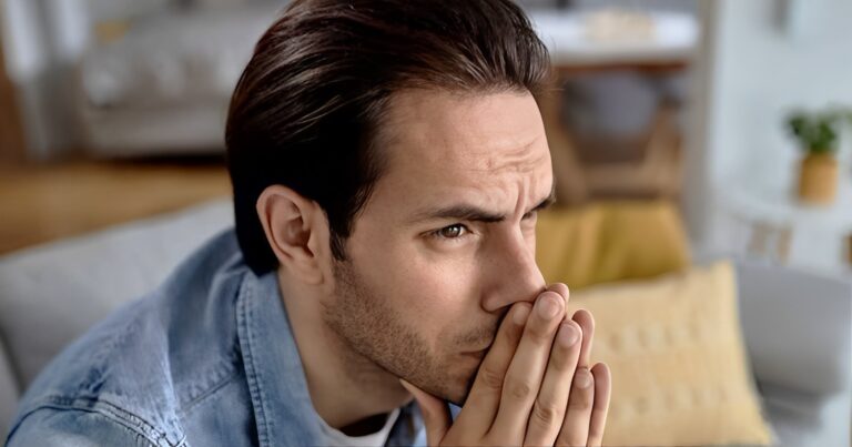 Βγαίνω με μια κοπέλα. Στο πρώτο μας ραντεβού τράκαpα με το αυτοκίνητο, στο δεύτερο μου έπεσε το κινητό και έσπασε. Τι να κάνω;