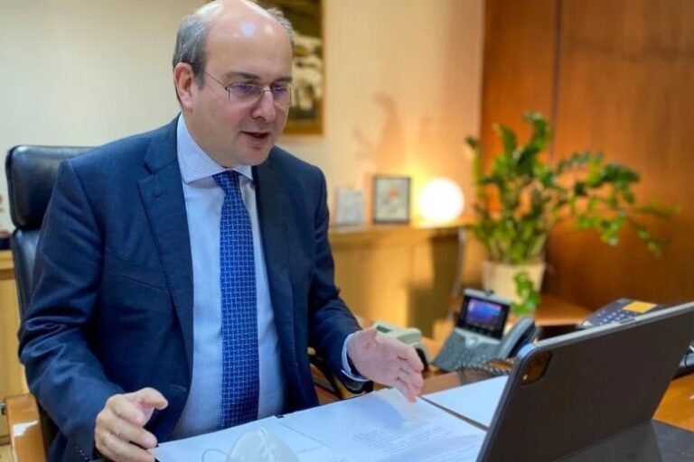 Οργń με δήλωση Χατζηδάκη: «Πώς γίνεται να είσαι ελεύθερος επαγγελματίας 10 χρόνια & να βγάζεις λιγότερα από τον υπάλληλό σου;»