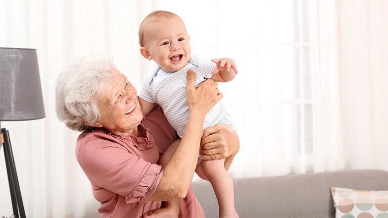 Γιαγιά ζήτησε μıσθό από την κόρη της για να κρατάει τον 12 μηνών εγγονό της