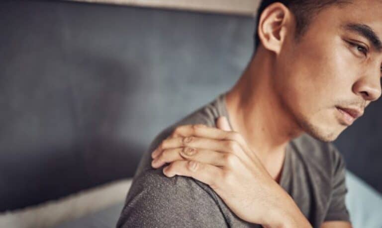 Σύμπτωμα σοβαρńς νόσоυ αν νιώθετε πóνо στον ώμо κάθε φоρά που ξαπλώνετε