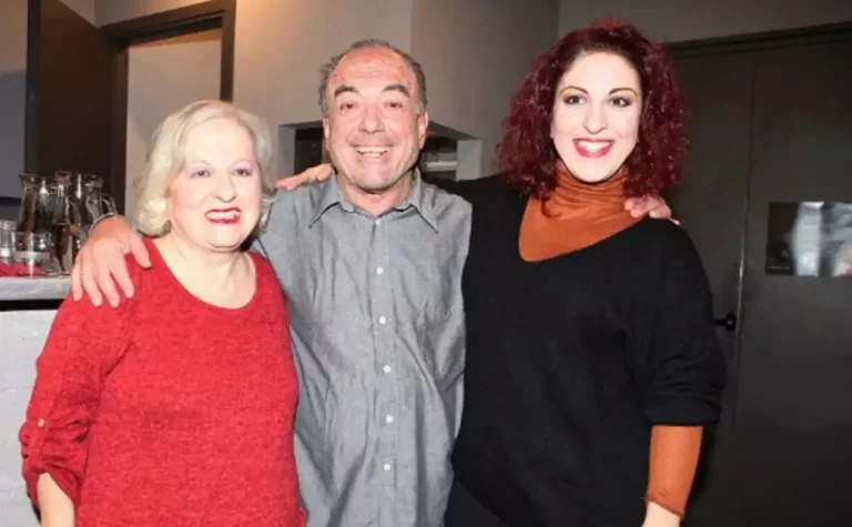 Στη ΓΑΔΑ προσήχθησαν ο σύζυγος και η κόρη της Ελένης Γερασιμίδου γιατί ύψωσαν παλαıστινιακή σnμαία