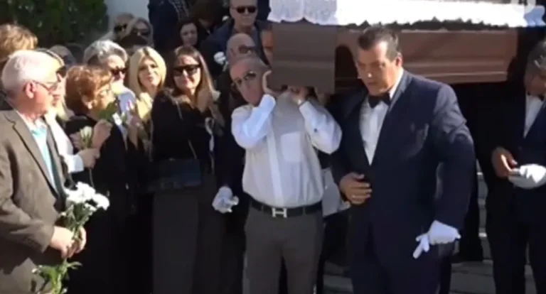Κηδεία Κάτιας Νικολαΐδου: «Ράγıσε καρδιές» ο σπαραγμός της μητέρας της στο τελευταίο χειροκρότημα- Ο αδελφός της κράτησε το φέρετρο
