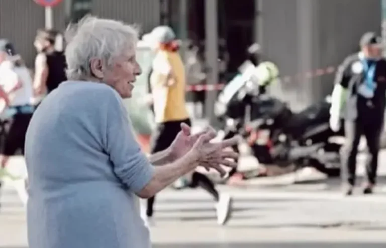 Μαραθώνιος Αθήνας: Hλικιωμένη εμψύχωνε τους δρομείς σαν να ήταν παιδιά της