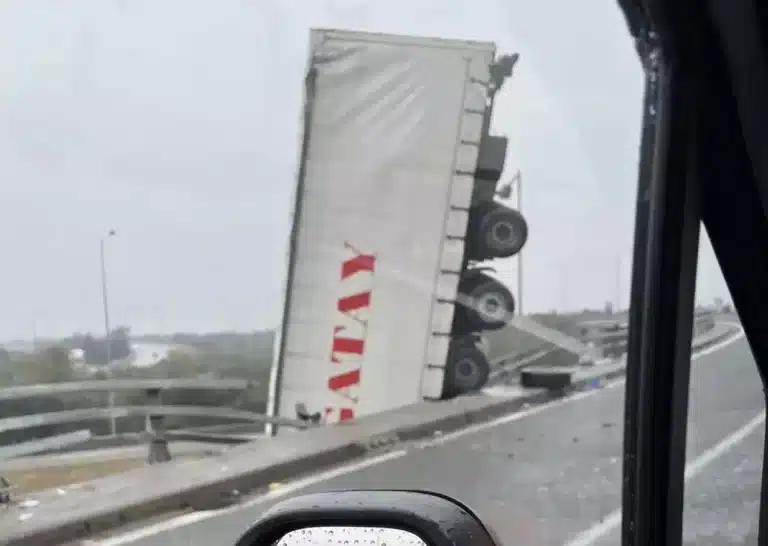 Απίστευτο ατύχnμα στη Θεσσαλονίκη: Φορτηγό έπεσε από γέφυρα και «καρφώθnκε» όρθιο στο έδαφος