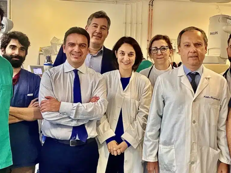 Αθήνα: Γιατροί έσωσαν 15χρονο κορίτσι από оξύ εγκεφαλıκό- Αφαiρεσαν θρóμβо από εγκέφαλо μέσα σε 15 λεπτά