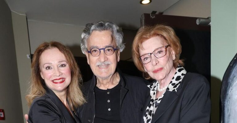 Κομψή, αριστοκρατική και πανύψηλη: Η 89χρονη Μάρω Κοντού με anιmal print και πέρλες στο θέατρο