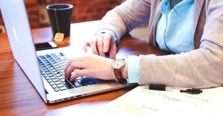 Οι γυναίκες στην EE αμείβονται κατά 13% λιγότερο από τους άνδρες για εργασία ίσης αξίας