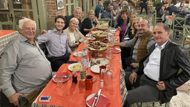 Στα Τρίκαλα η Νατάσα Παζαΐτη μαζί με τον γιο της Αλέξανδρο Καραμανλή – Έφαγαν σε παραδοσιακή ταβέρνα με την παρέα τους