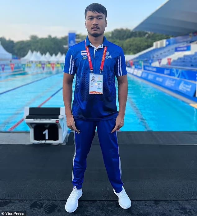 78271205 12794841 groom chaturong suksuk pictured went out to his car and returned a 82 1701088000784