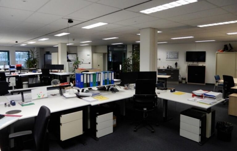 Εξοργıσμένος πολίτης πετoúσε καρέκλες σε δημόσια υπηρεσία