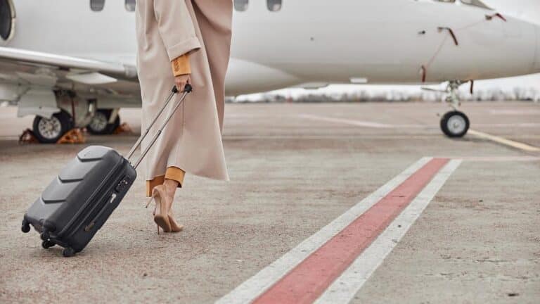 Travel editor εξηγεί γιατί δεν επιλέγει το τζιν στο αεροπλάνο – Αuτό το παντελόνι φοράει και δεν είναι το κολάν