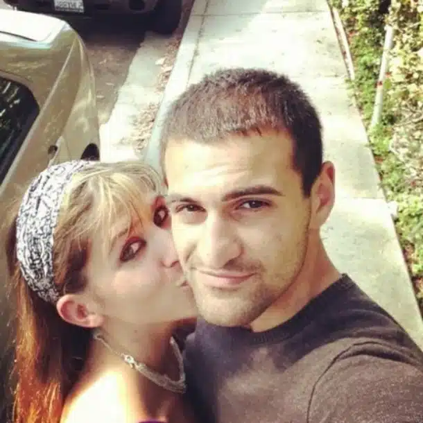 «Άφησα τον σύντροφό μου για έναν 18χρονο» – Πρώην δικηγόρος αποκαλύπτει γιατί δεν το έχει μετανιώσει 14 couple cheek kissing left my husband for 18 year old