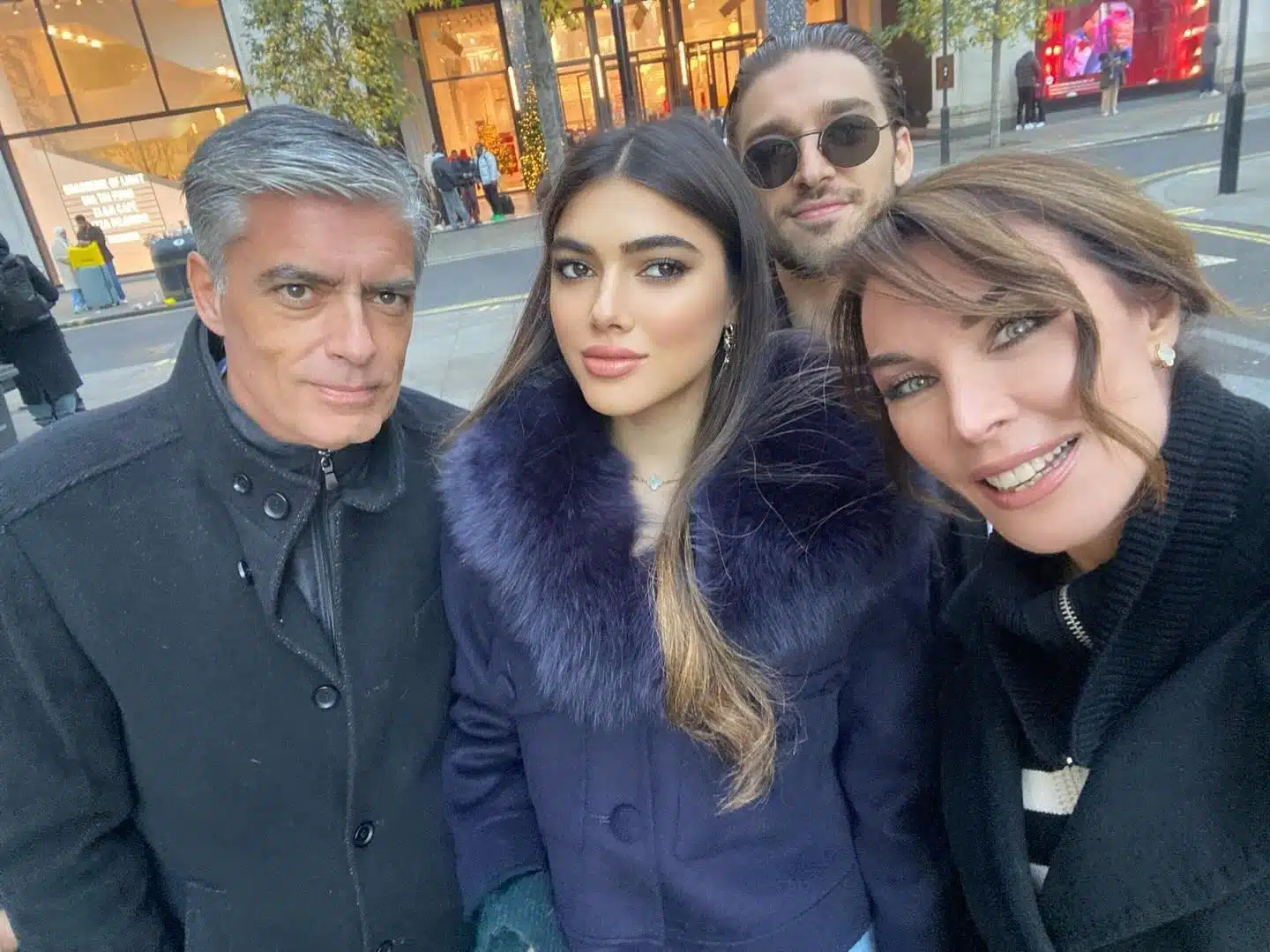 Τα κομψά looks της Στεφανίδου στο Λονδίνο: Η πρωινή εμφάνιση με λευκό παλτό και slingbacks και το δερμάτινο σεμιζιέ φόρεμα