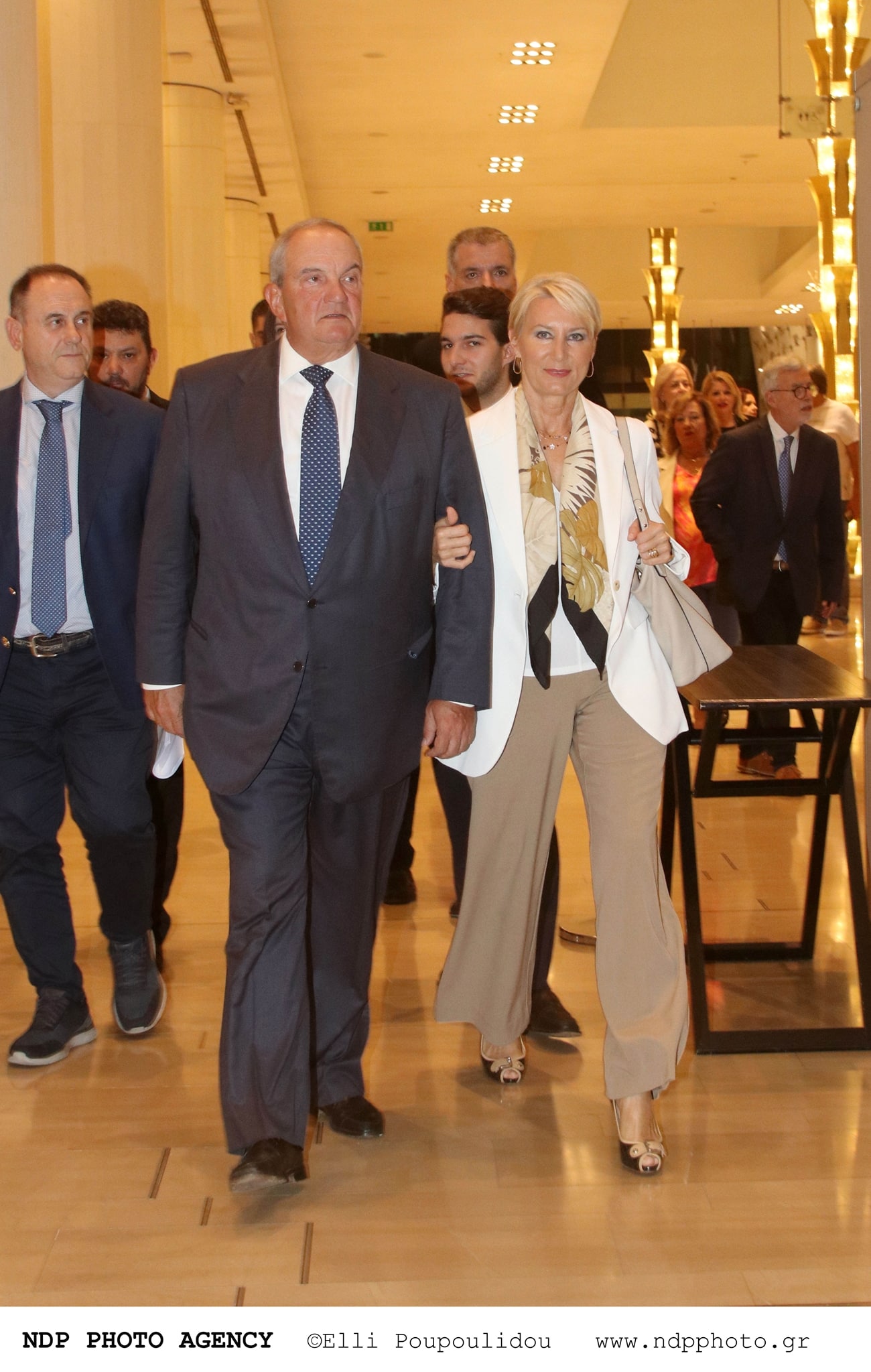 Αλίκη Καραμανλή: Μια κοúκλα σε εκδήλωση μαζί με τον αδελφό της Αλέξανδρο Καραμανλή και τους γονείς τους 2 παζαιτη