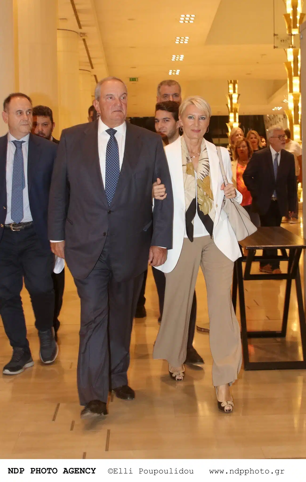 Αλίκη Καραμανλή: Μια κοúκλα σε εκδήλωση μαζί με τον αδελφό της Αλέξανδρο Καραμανλή και τους γονείς τους 8 παζαιτη