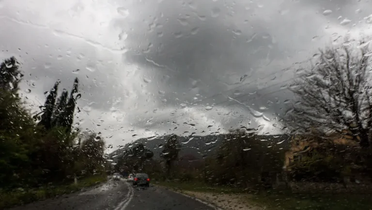 «Εξπρές» αλλαγή του καιρού μέσα στην εβδομάδα: Πότε να πάρετε ομπρέλα