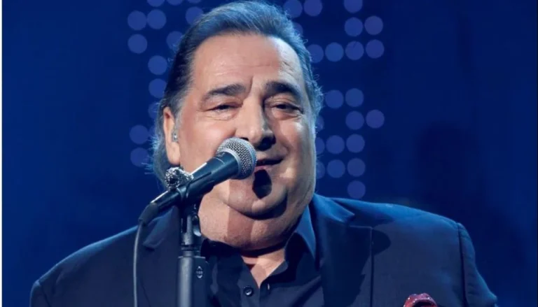 Η μεγάλη επιστροφή του Βασίλη Καρρά – Τραγουδά το νέο του κομμάτι με εντελώς αλλαγμένη εμφάνιση