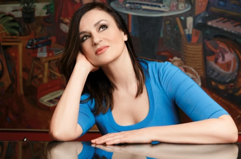 Καρυοφυλλιά Καραμπέτη: «Ήμασταν άνθρωπpι φτωχoί, δεν είχαμε τρεχούμενo νερó και ηλεκτρικó»