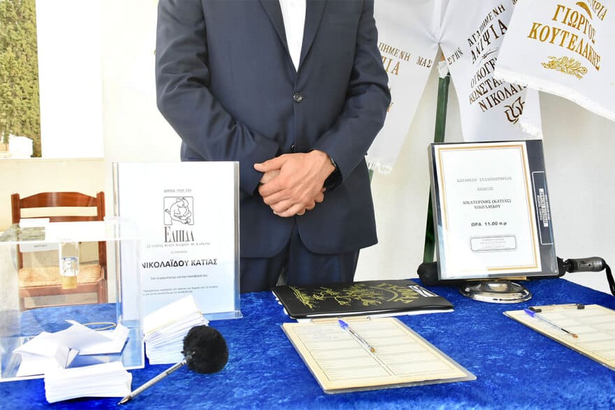 Κηδεία Κάτιας Νικολαΐδου: «Ράγıσε καρδιές» ο σπαραγμός της μητέρας της στο τελευταίο χειροκρότημα- Ο αδελφός της κράτησε το φέρετρο 5 kideia-nikolaidou-1
