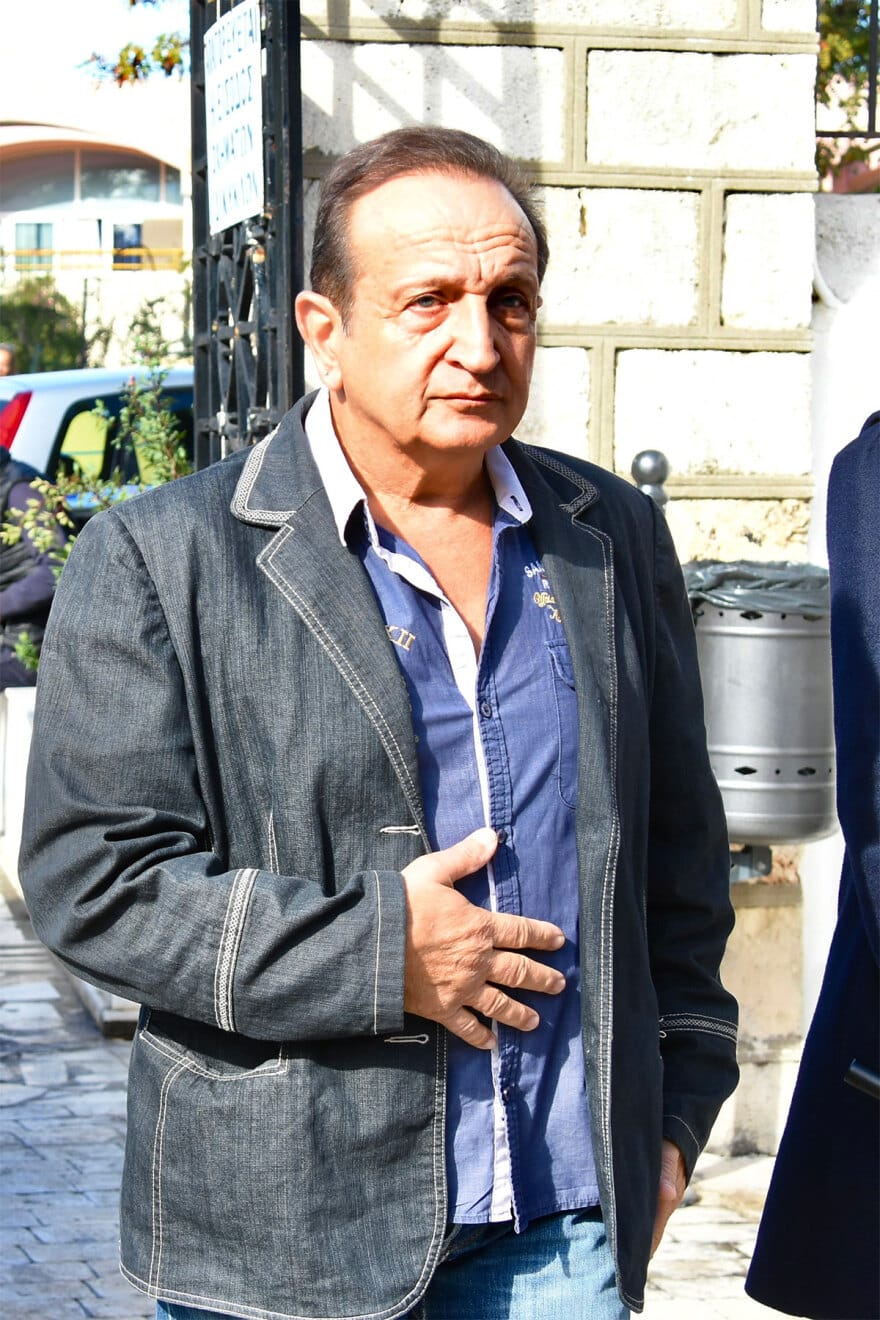 Κηδεία Κάτιας Νικολαΐδου: «Ράγıσε καρδιές» ο σπαραγμός της μητέρας της στο τελευταίο χειροκρότημα- Ο αδελφός της κράτησε το φέρετρο 11 kideia-nikolaidou-12