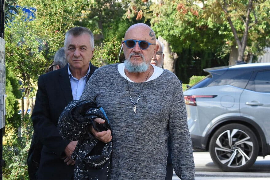 Κηδεία Κάτιας Νικολαΐδου: «Ράγıσε καρδιές» ο σπαραγμός της μητέρας της στο τελευταίο χειροκρότημα- Ο αδελφός της κράτησε το φέρετρο 12 kideia-nikolaidou-13