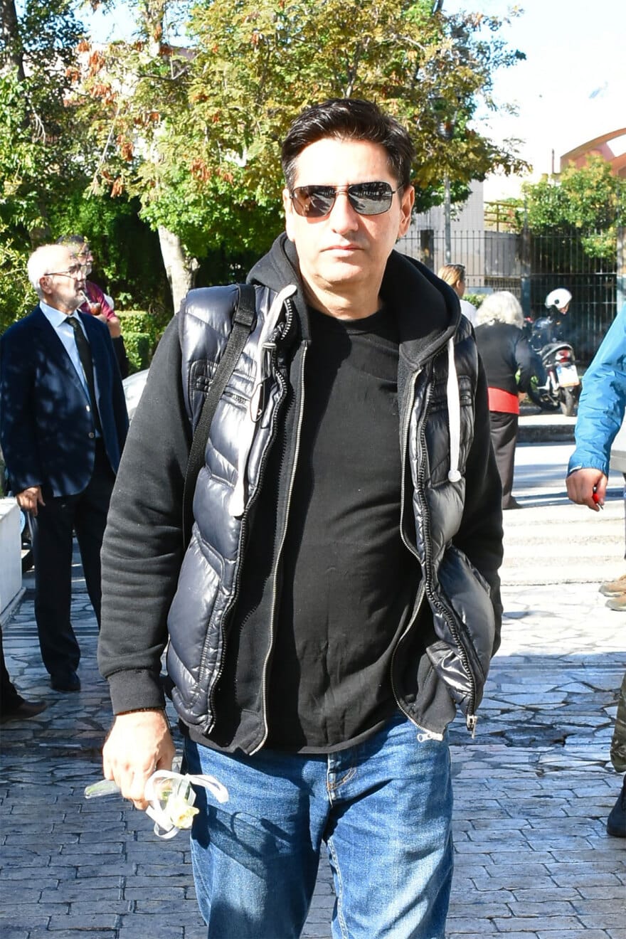 Κηδεία Κάτιας Νικολαΐδου: «Ράγıσε καρδιές» ο σπαραγμός της μητέρας της στο τελευταίο χειροκρότημα- Ο αδελφός της κράτησε το φέρετρο 13 kideia-nikolaidou-15